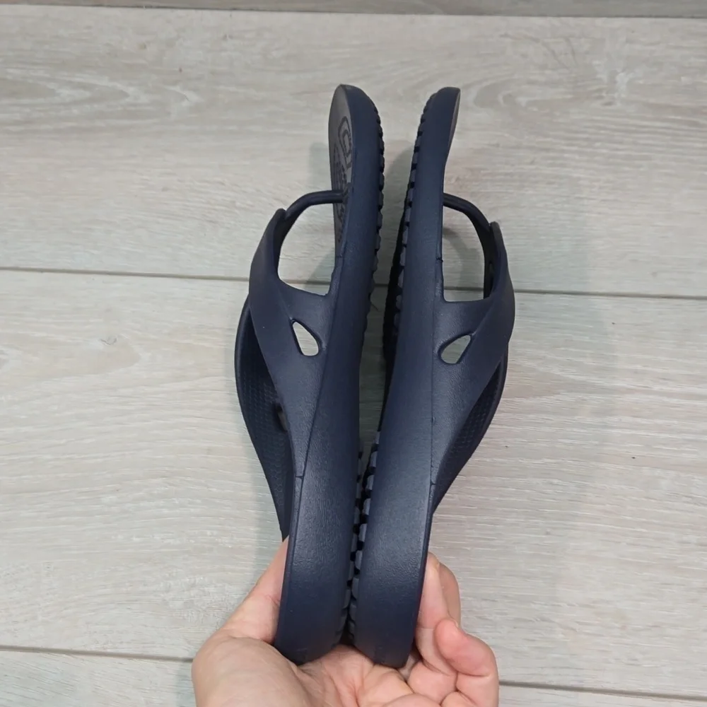 Crocs Women Outdoor Thong Flats rubber sandals shoes sz 8